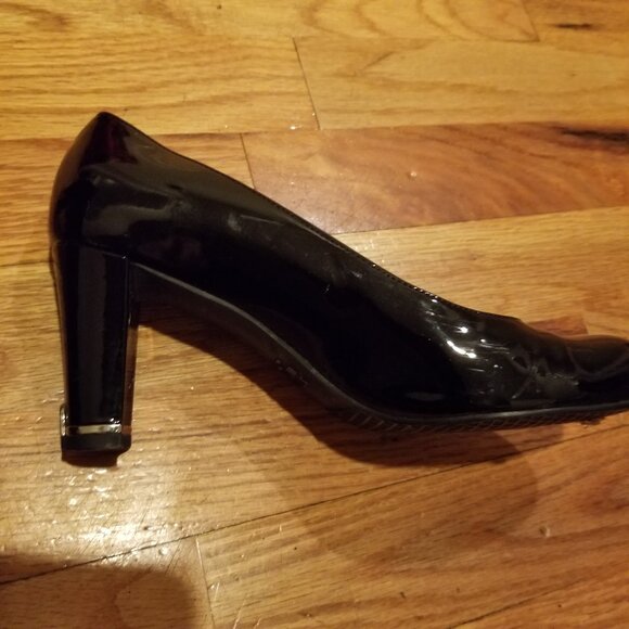 Salvatore Ferragamo Vara Black Leather Pumps 7.5